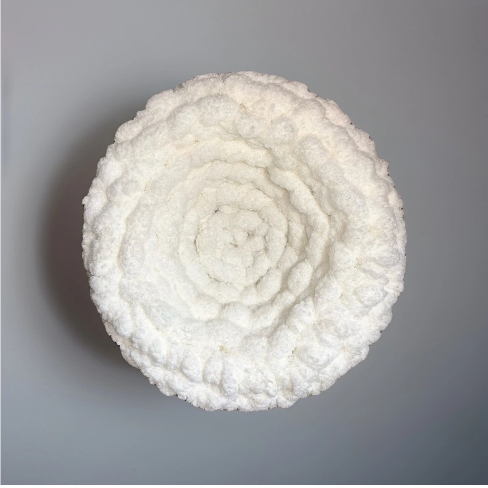 Becozi Plush chunky knit chenille cat bed basket jumbo yarn small ivory dog pet